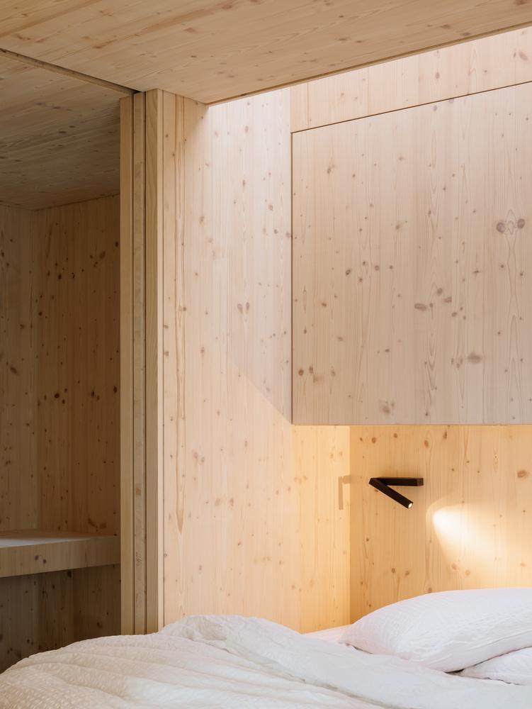 瑞士阿尔卑斯小屋改造（Swiss Alpine Cabin Reconstruction）