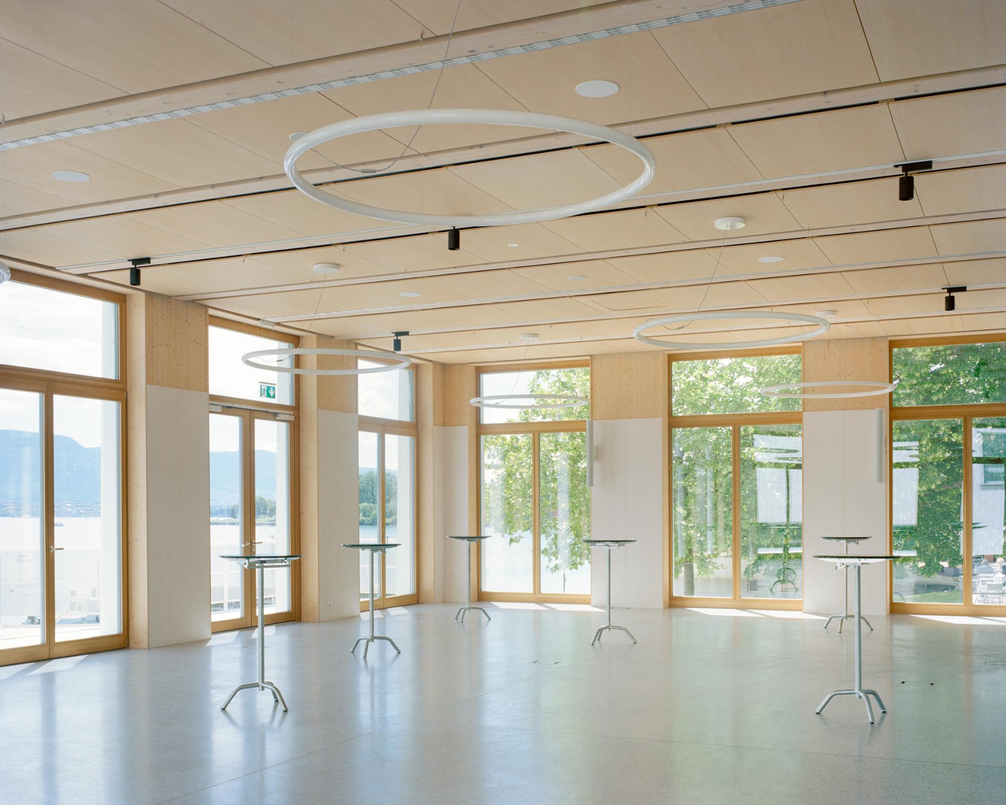 贝尔维尤吉塔纳港市政综合楼与酒店餐厅(Bâtiment communal et auberge-restaurant à Port Gitana, Bellevue)