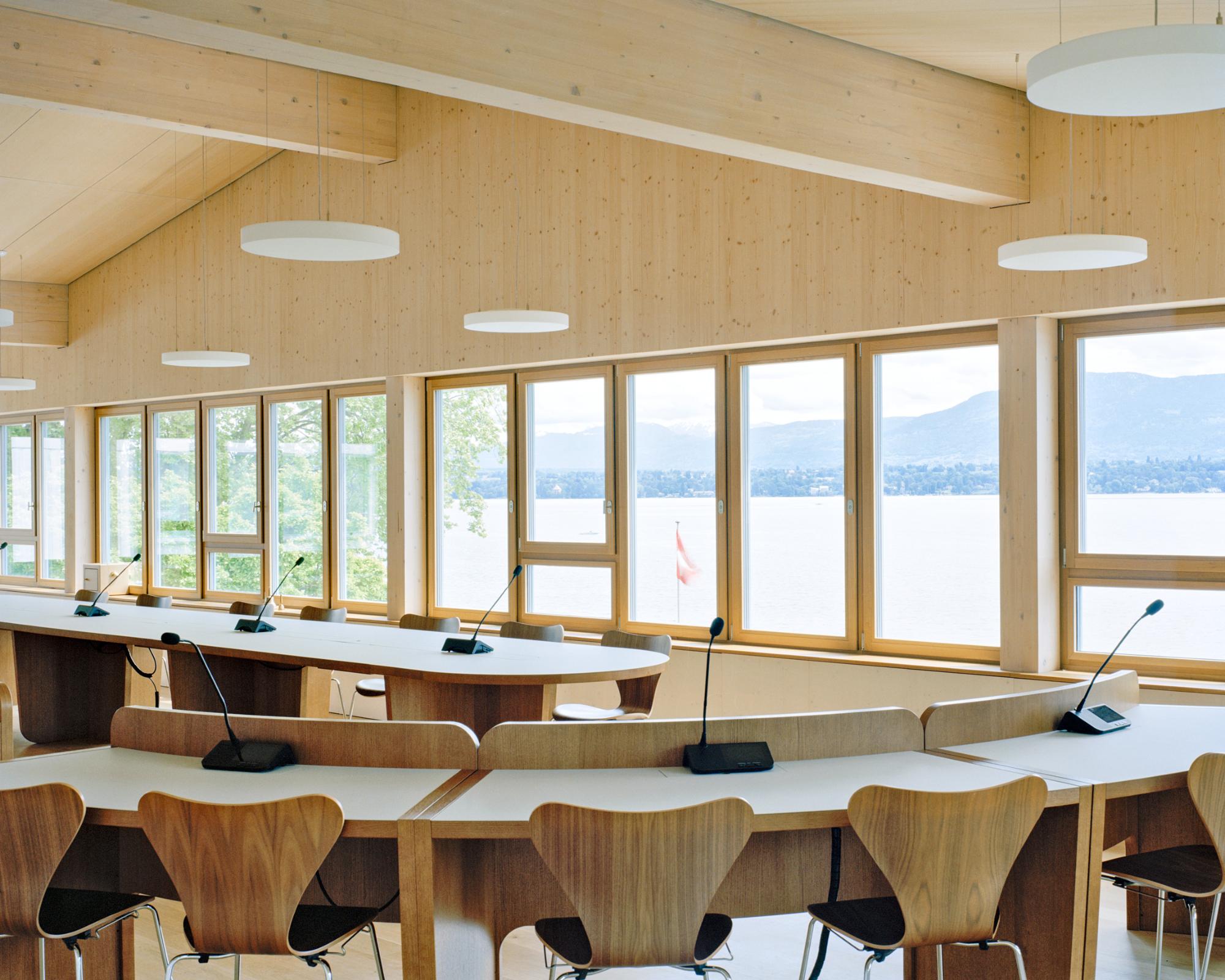贝尔维尤吉塔纳港市政综合楼与酒店餐厅(Bâtiment communal et auberge-restaurant à Port Gitana, Bellevue)