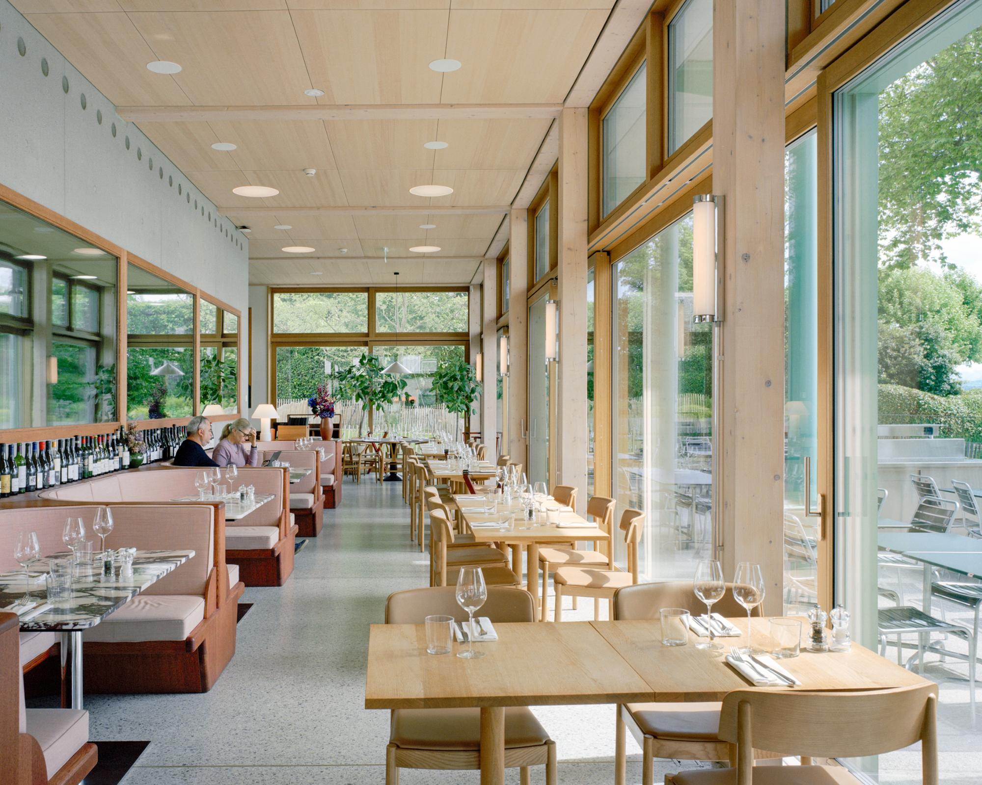 贝尔维尤吉塔纳港市政综合楼与酒店餐厅(Bâtiment communal et auberge-restaurant à Port Gitana, Bellevue)