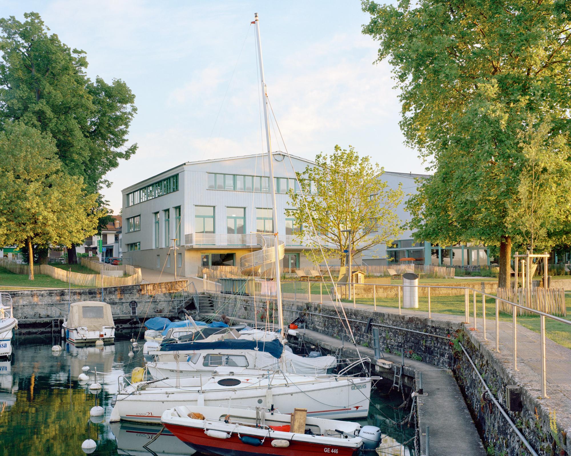 贝尔维尤吉塔纳港市政综合楼与酒店餐厅(Bâtiment communal et auberge-restaurant à Port Gitana, Bellevue)