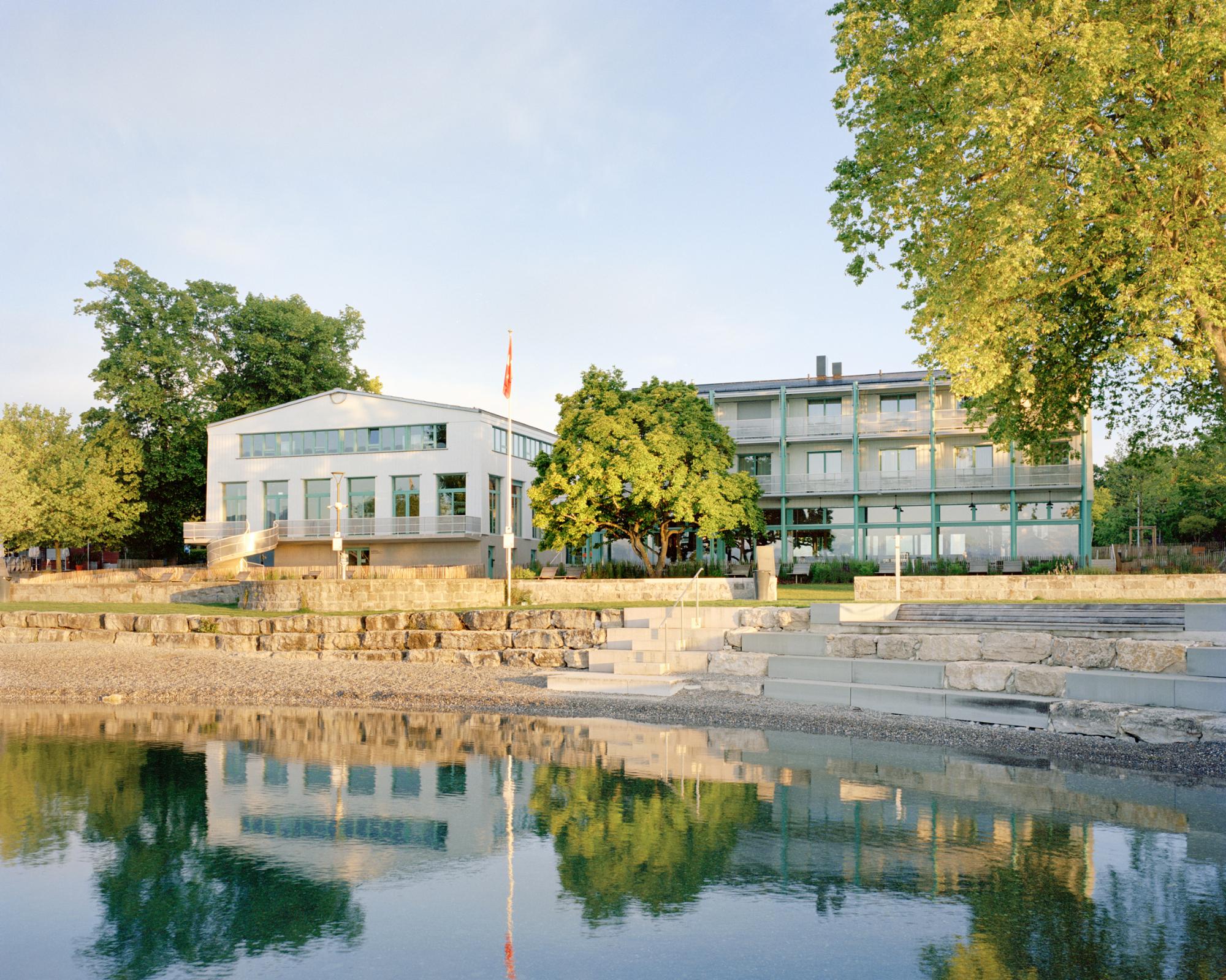 贝尔维尤吉塔纳港市政综合楼与酒店餐厅(Bâtiment communal et auberge-restaurant à Port Gitana, Bellevue)